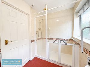 Shower room- click for photo gallery